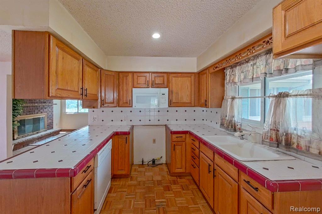 4395 OLD CARRIAGE Road, Flint, MI 48507 — Photo 16