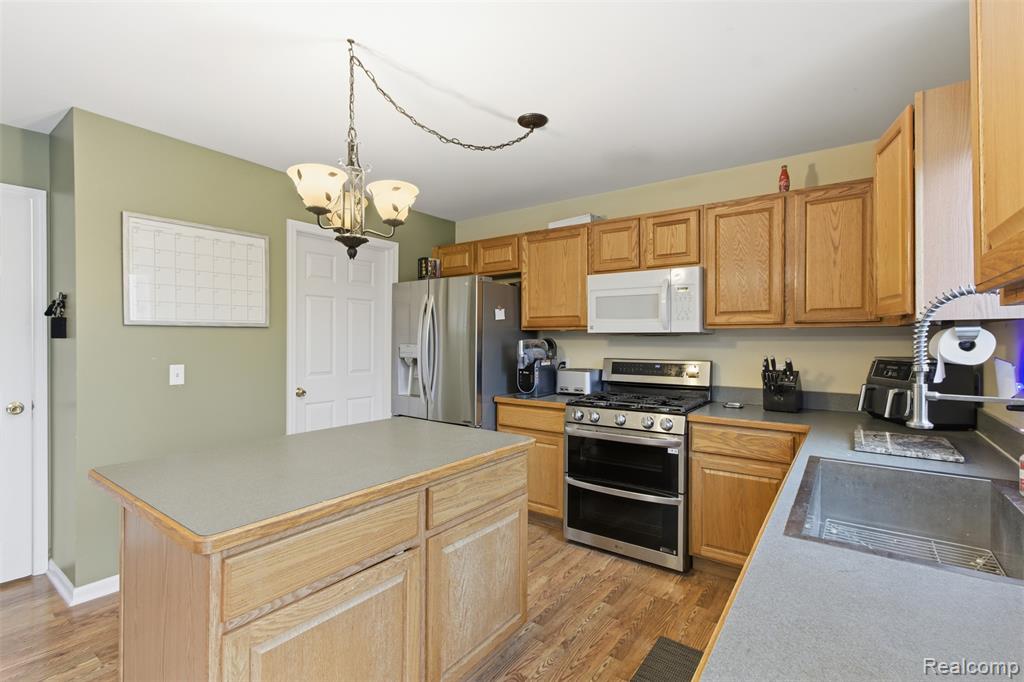 7846 Fawn Court, Waterford, MI 48327 — Photo 9