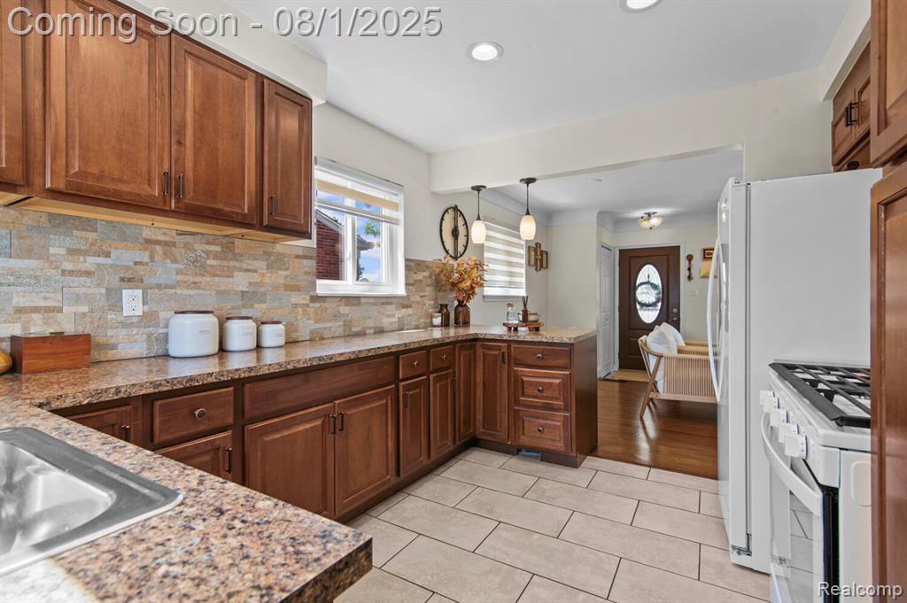 6140 Plainfield Street, Dearborn Heights, MI 48127 — Photo 9