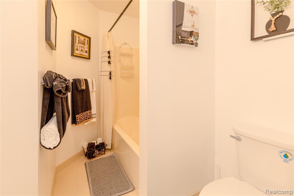 8187 Grays Drive, B7, Grosse Ile, MI 48138 — Photo 19