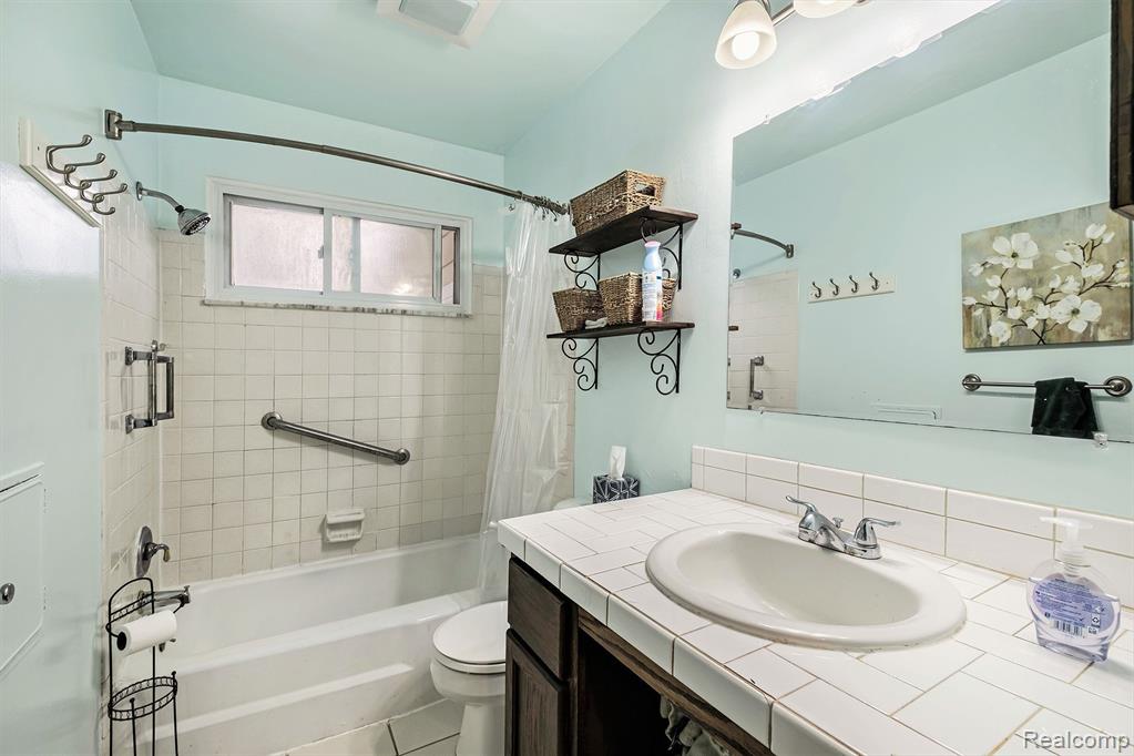 9119 CHESTERFIELD Drive, Swartz Creek, MI 48473 — Photo 15