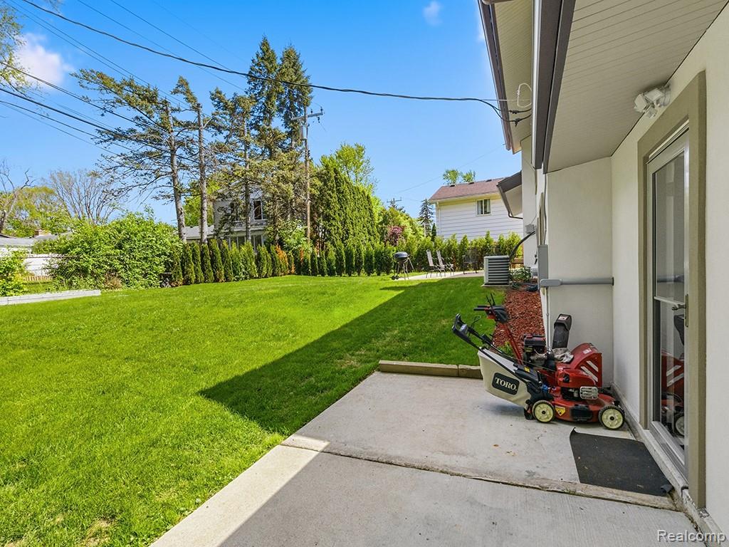 17361 W OUTER Drive, Dearborn Heights, MI 48127 — Photo 60