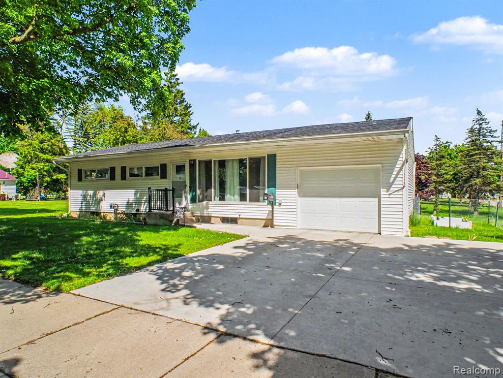 425 Rockingham Avenue, Alma, MI 48801 — front exterior