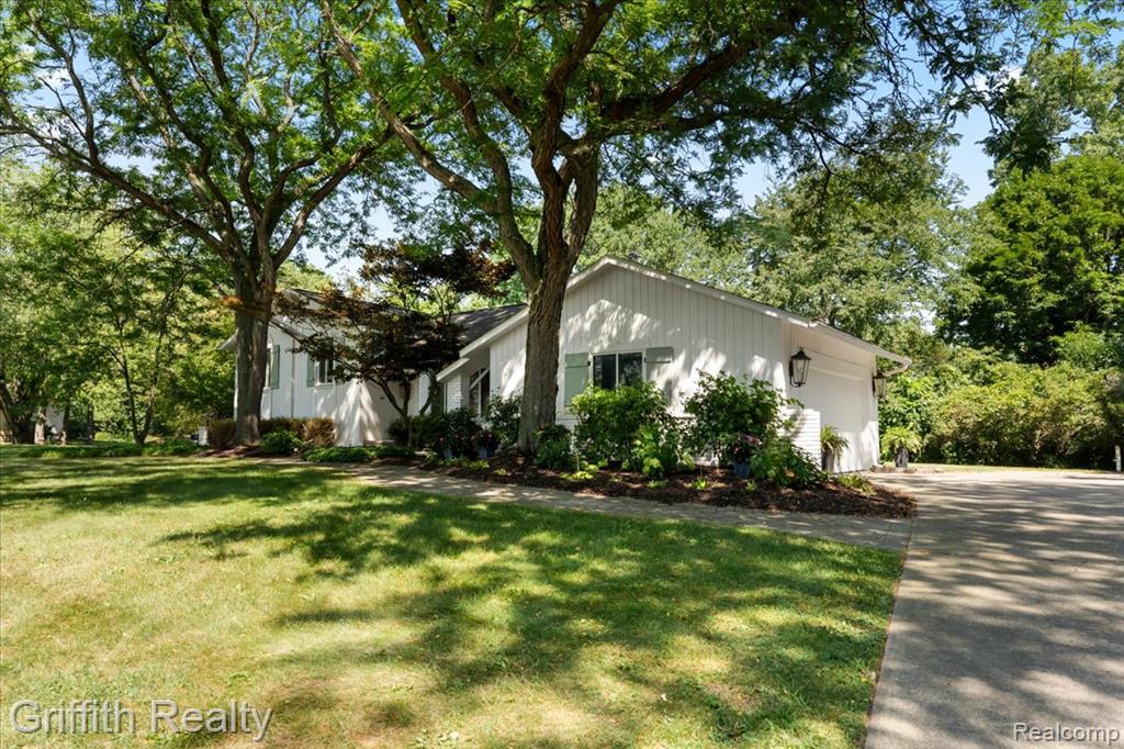 6531 Catalpa Drive, Brighton, MI 48116 — Photo 32