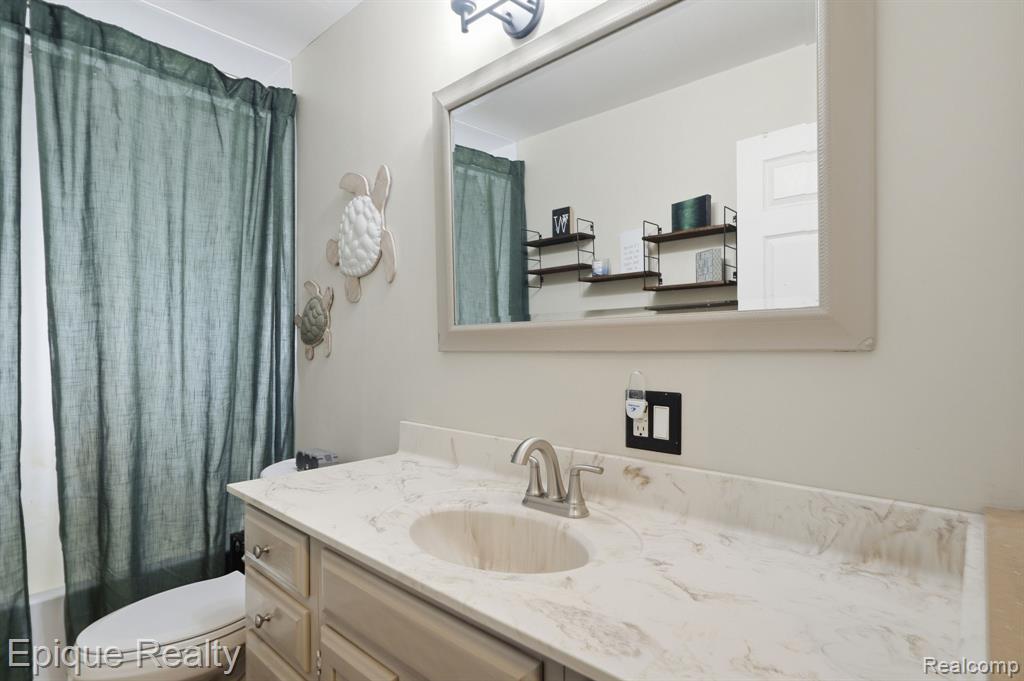 811 Los Arboles Drive, Walled Lake, MI 48390 — Photo 17