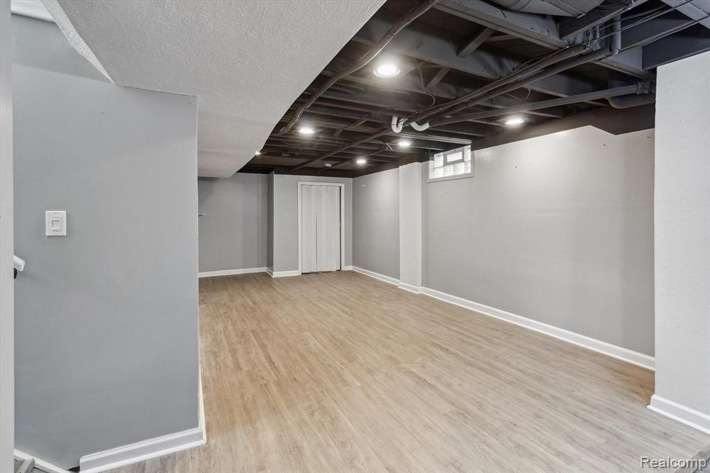 812 N KENWOOD Avenue, Royal Oak, MI 48067 — Photo 38