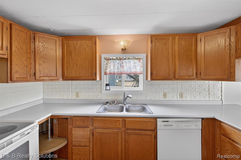 6946 Clifford Road, Marlette, MI 48453 — Photo 10