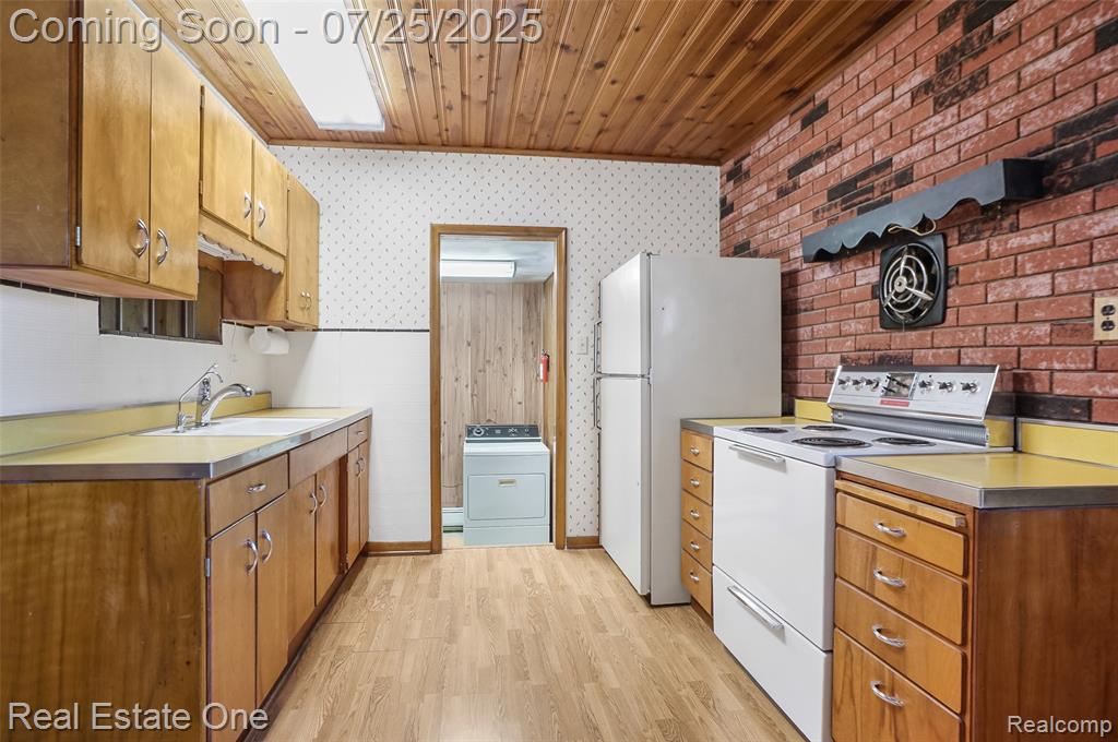 8802 Riverside Drive, Brighton, MI 48116 — Photo 7