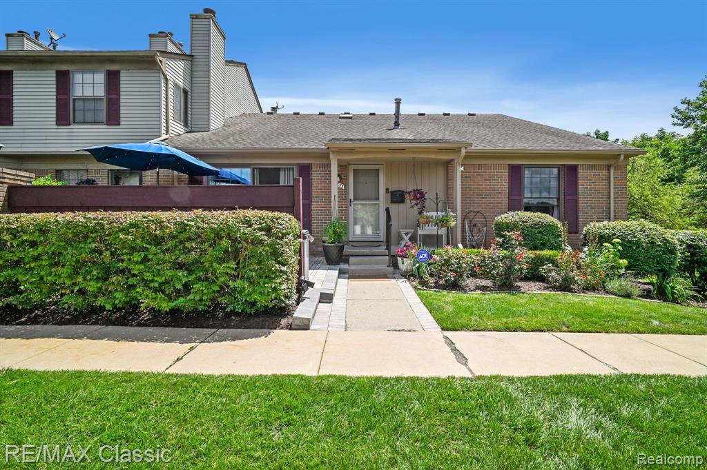 38863 COUNTRY Circle, 88, Farmington Hills, MI 48331 — front exterior