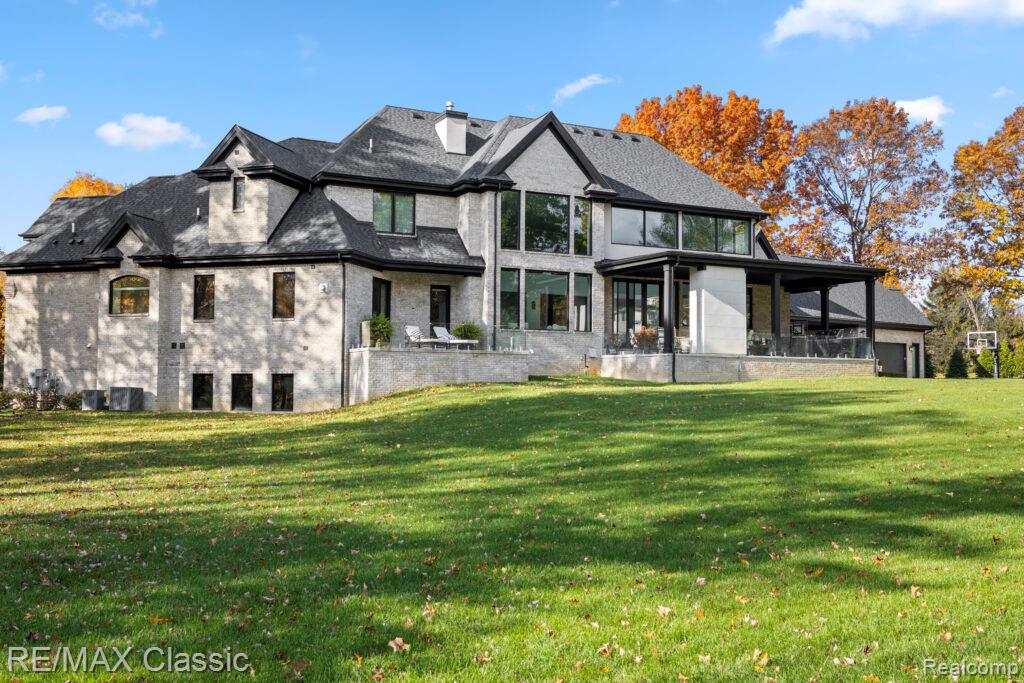 2866 Pine Bluffs Ct, Highland, MI — Photo 5