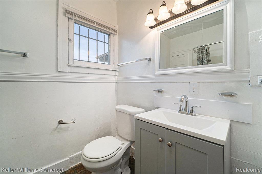 568 CHALMERS Street, Detroit, MI 48215 — Photo 8