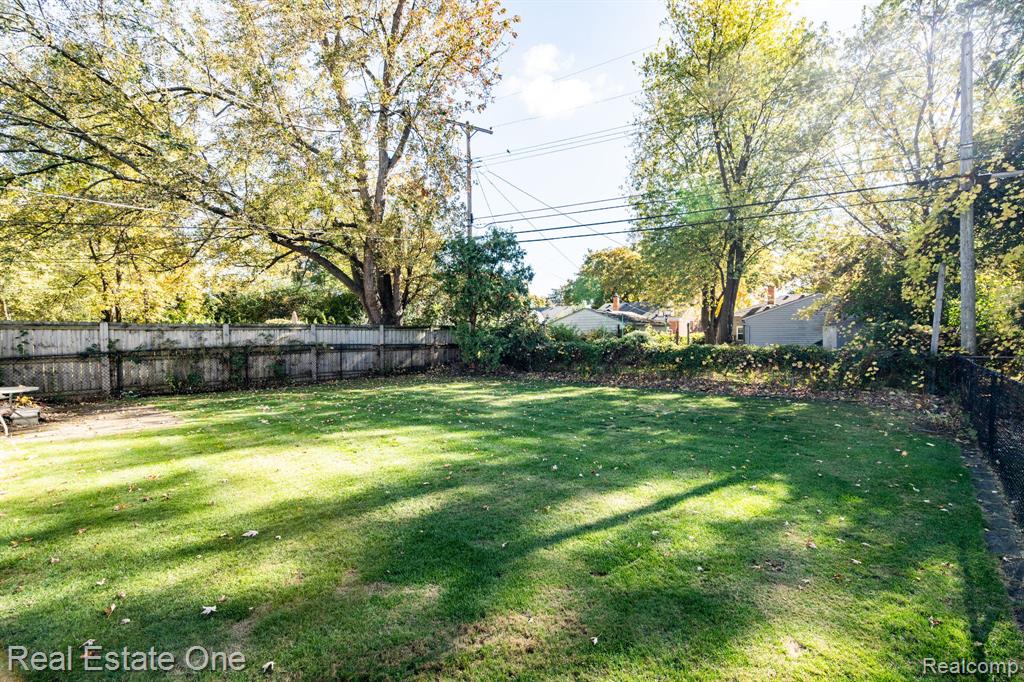 421 W Sunnybrook Drive, Royal Oak, MI 48073 — Photo 37