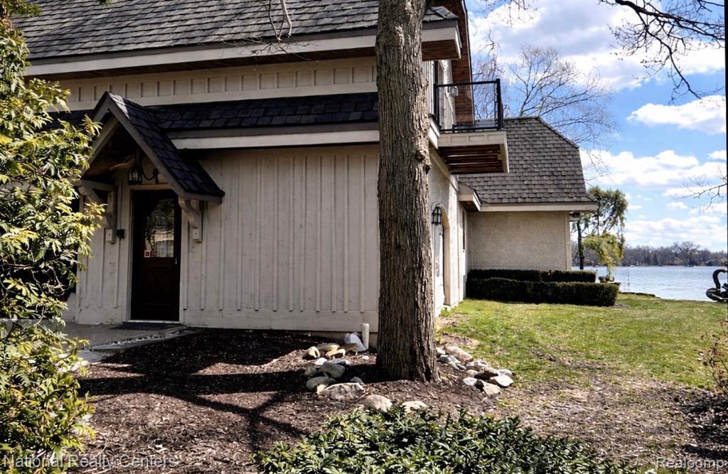 7001 Locklin Court, West Bloomfield, MI 48324 — Photo 2