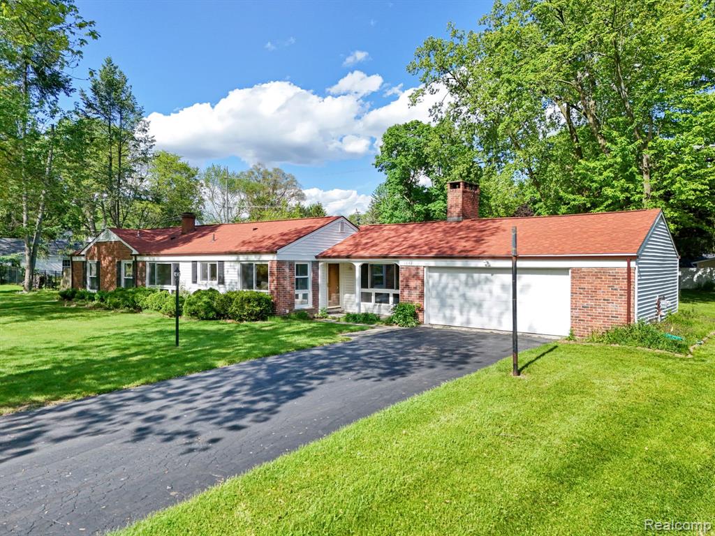 6843 E Dartmoor Road, West Bloomfield, MI — Photo 2