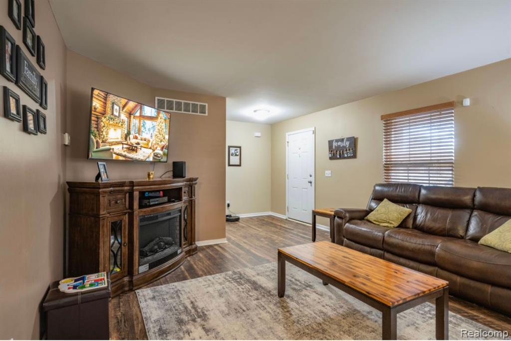 809 BROWER Road, Fowlerville, MI 48836 — Photo 4