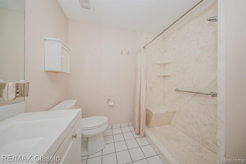 514 WINWOOD Circle, Walled Lake, MI 48390 — Photo 21