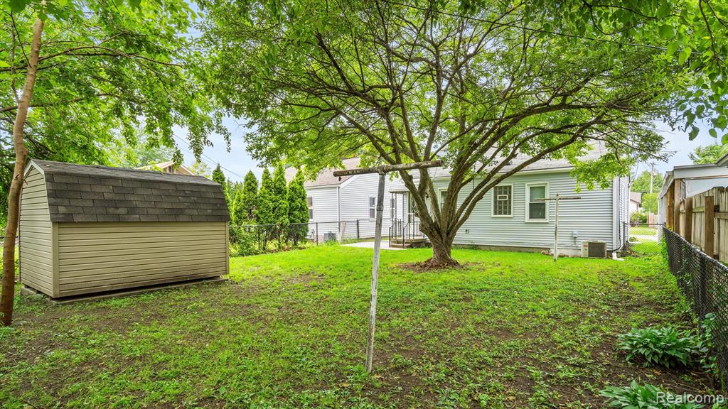 421 W MOREHOUSE Avenue, Hazel Park, MI 48030 — Photo 12