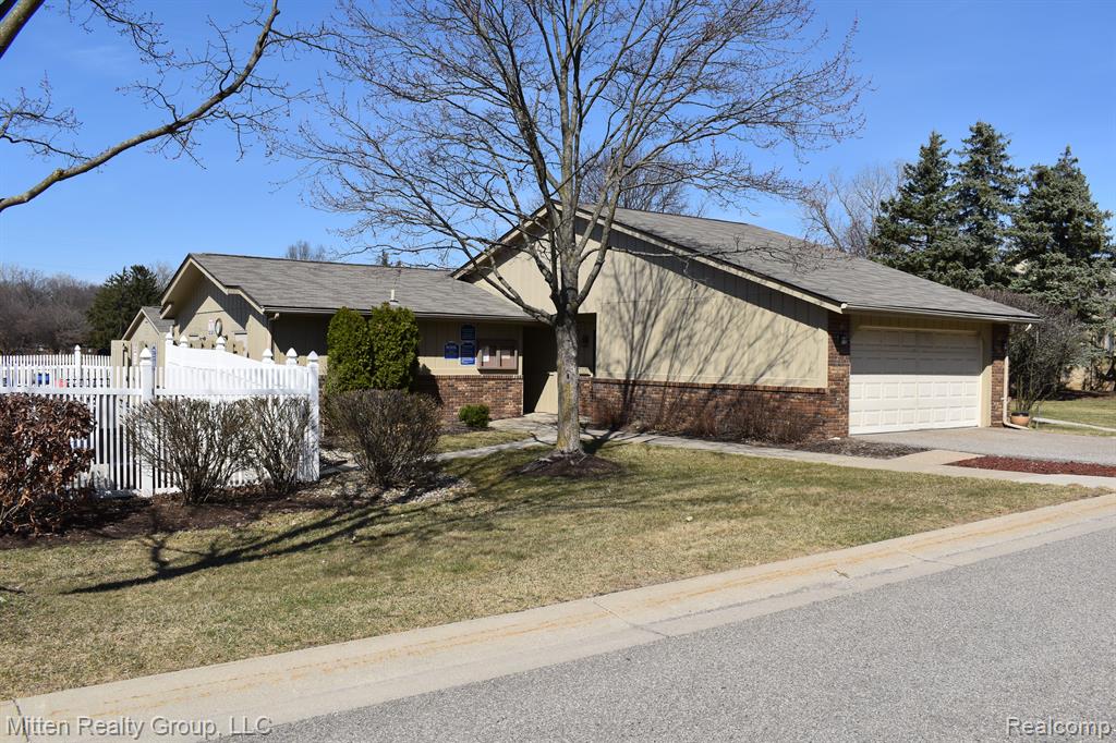 4356 FOXPOINTE Drive, West Bloomfield, MI 48323 — Photo 33