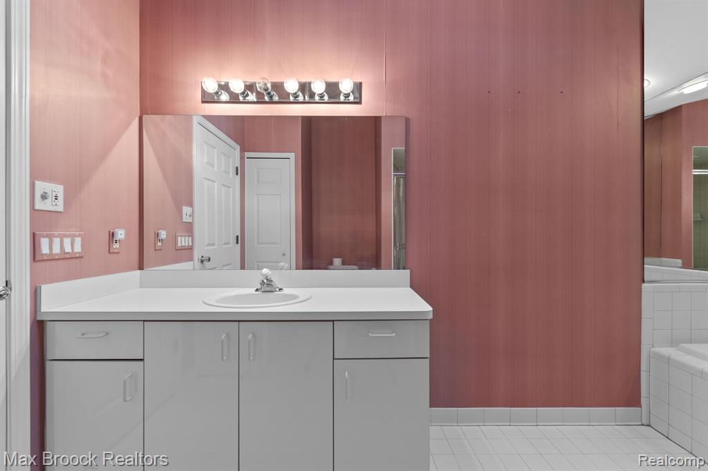 7364 SHERWOOD CREEK, 21, West Bloomfield, MI — Photo 32