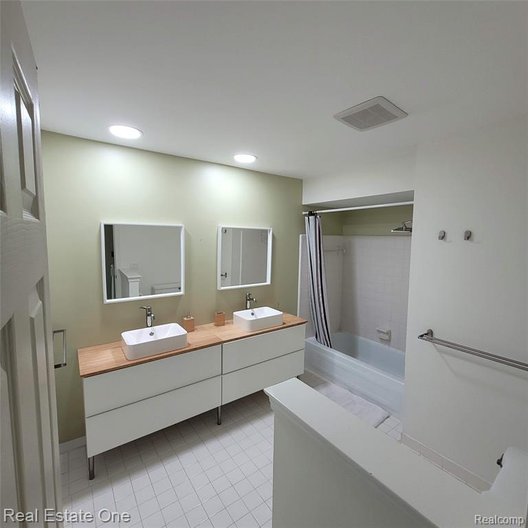 5208 Woodview Drive, Bloomfield Hills, MI 48302 — Photo 20