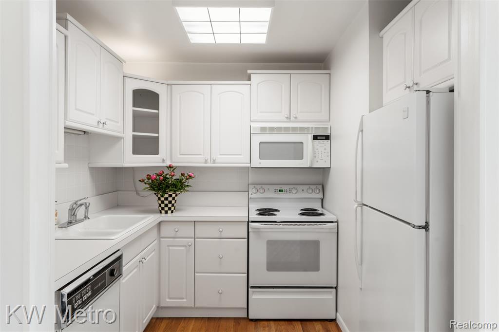 4909 Crooks Road, E8, Royal Oak, MI 48073 — Photo 5