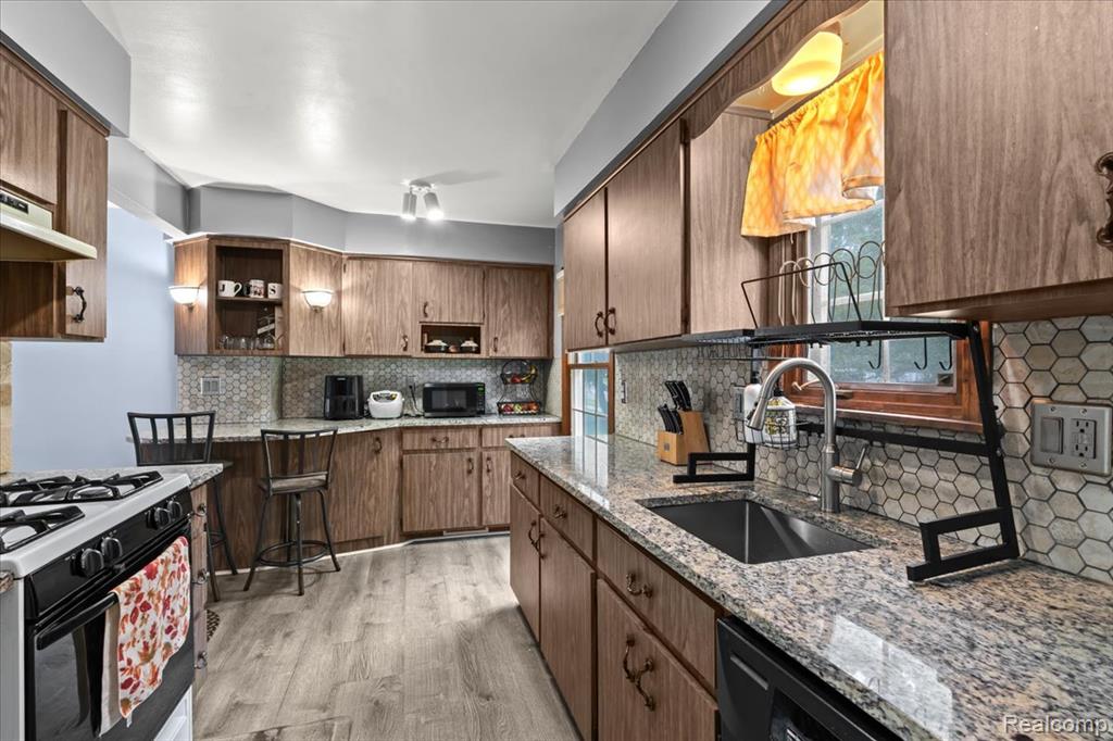 24243 Bashian Drive, Novi, MI — Photo 12