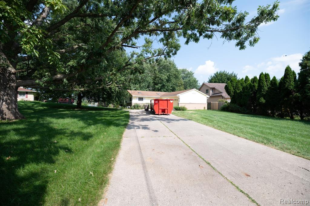 880 Bay Street, Pontiac, MI 48342 — front exterior