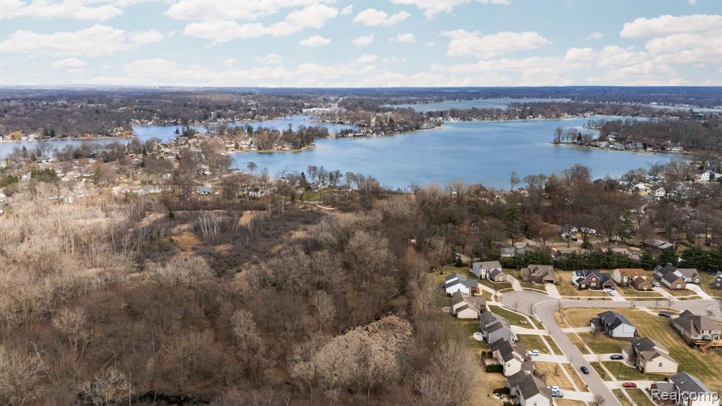6165 VENICE Drive, Commerce Twp, MI 48382 — Photo 39