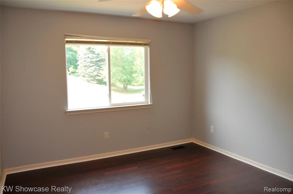 5444 BUELL Drive, Commerce Twp, MI 48382 — Photo 27