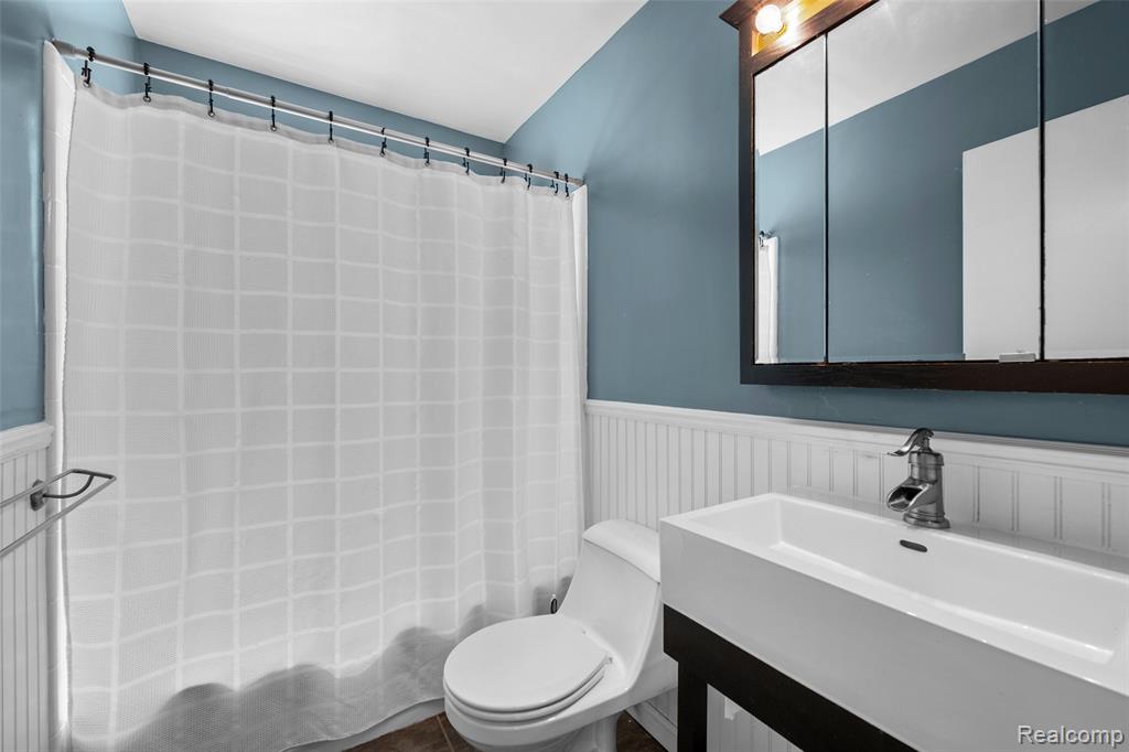 536 E Barrett Avenue, Madison Heights, MI 48071 — Photo 17