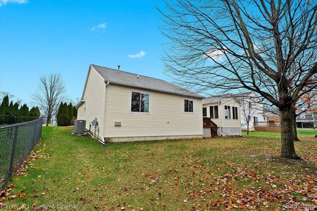 940 S HOWARD Street, Fenton, MI 48430 — Photo 4