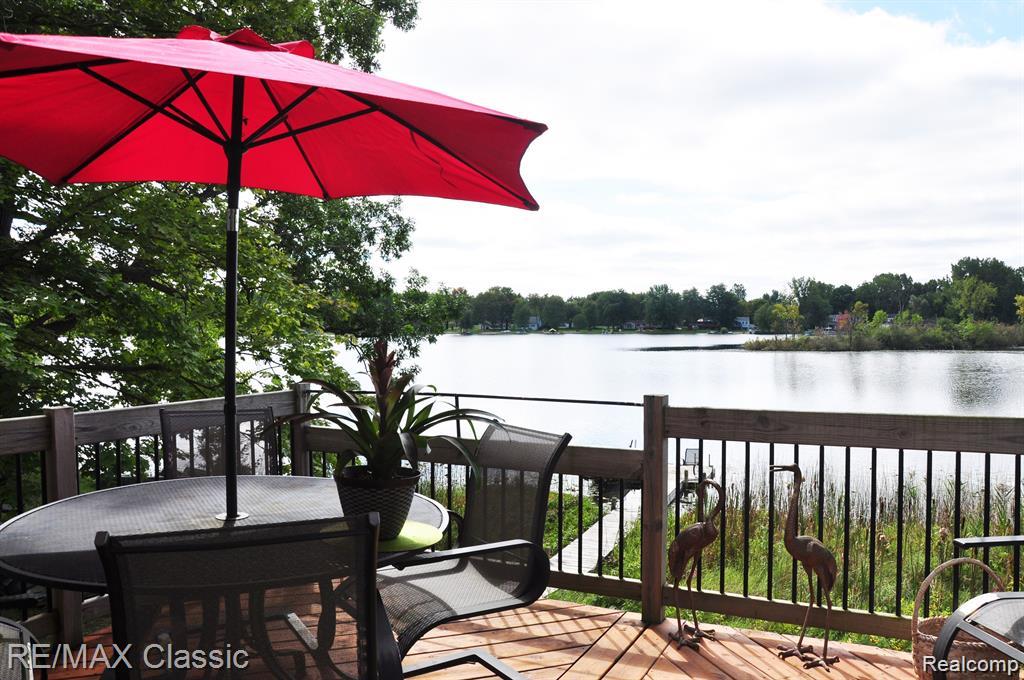 5050 Island Shore Drive, Pinckney, MI 48169 — front exterior