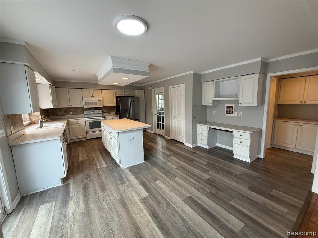 4377 Brighton Drive, Grand Blanc, MI 48439 — Photo 9