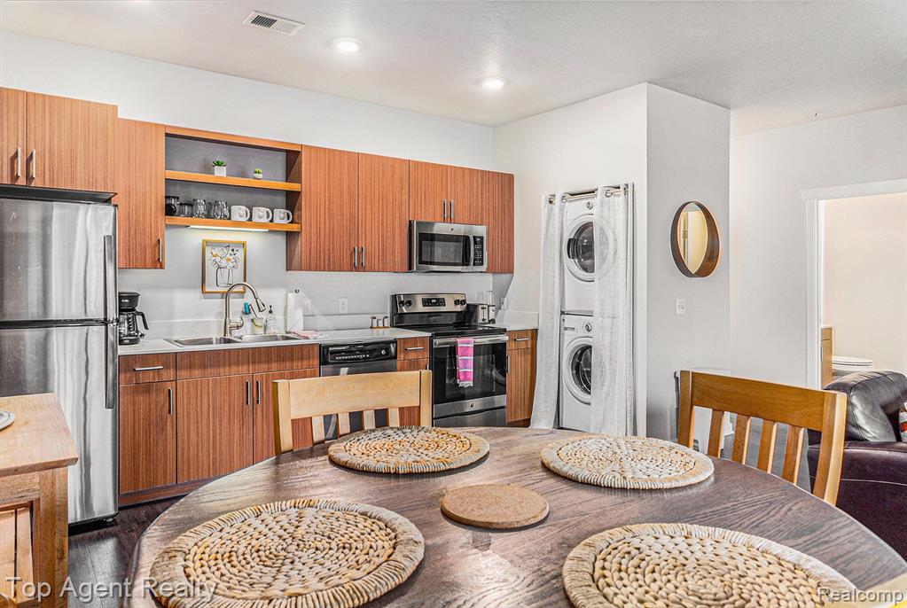 630 S GARFIELD Avenue, 202, Traverse City, MI 49686 — Photo 13