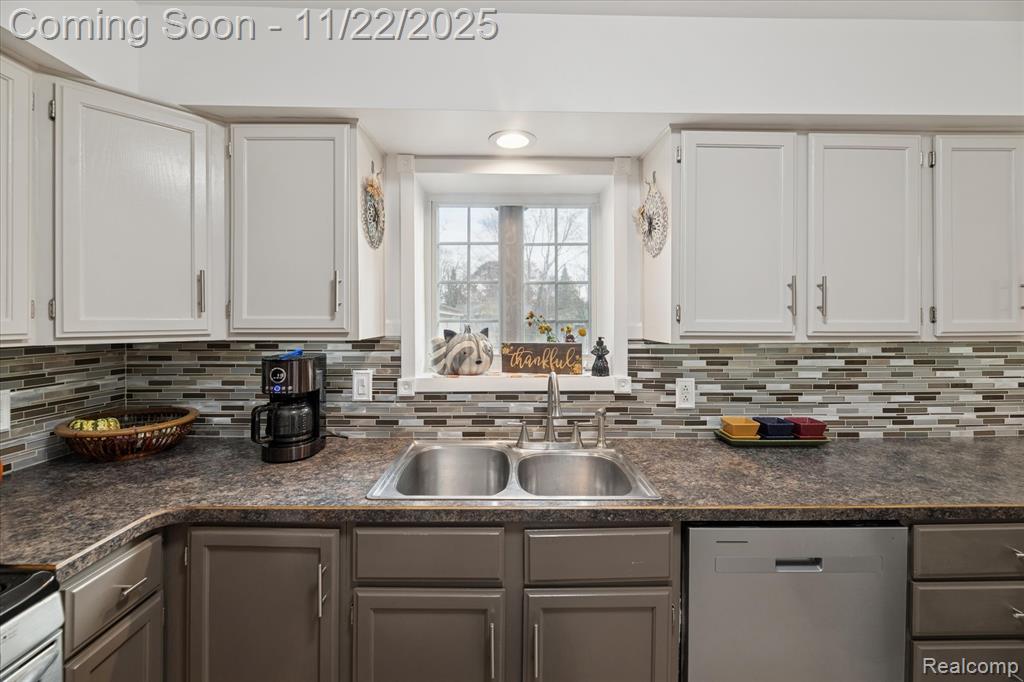 4196 Lotus Drive, Waterford, MI 48329 — Photo 16