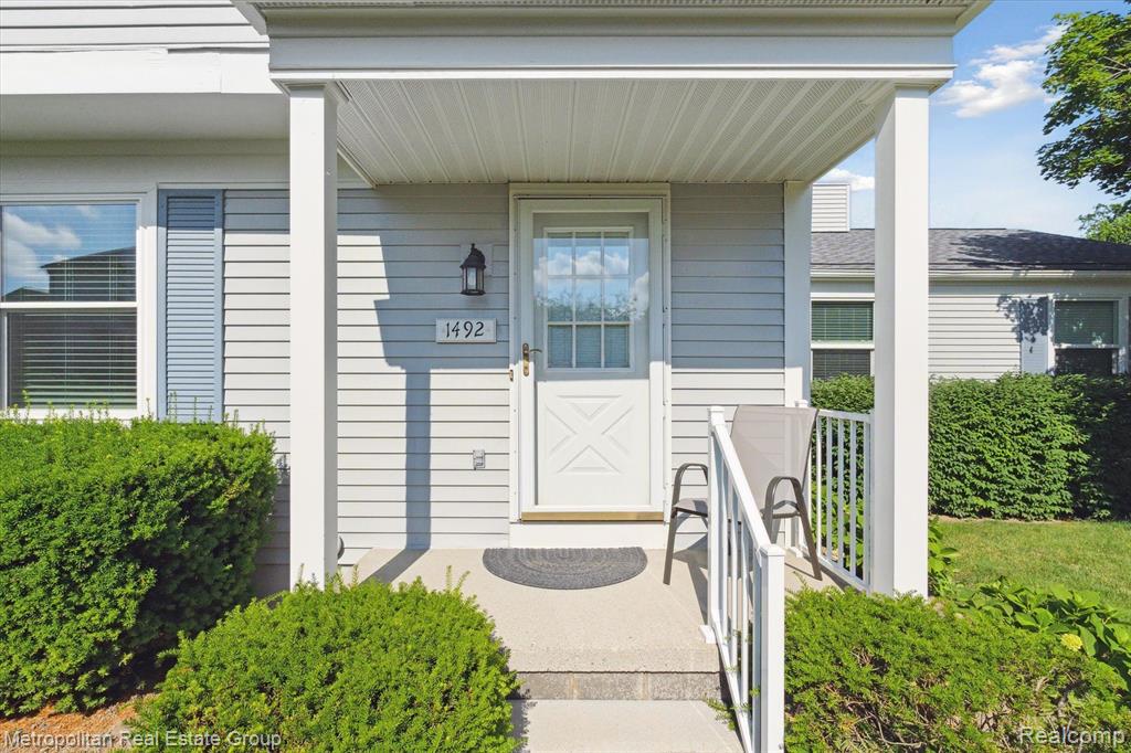 1492 MARINER Drive, Walled Lake, MI 48390 — Photo 2