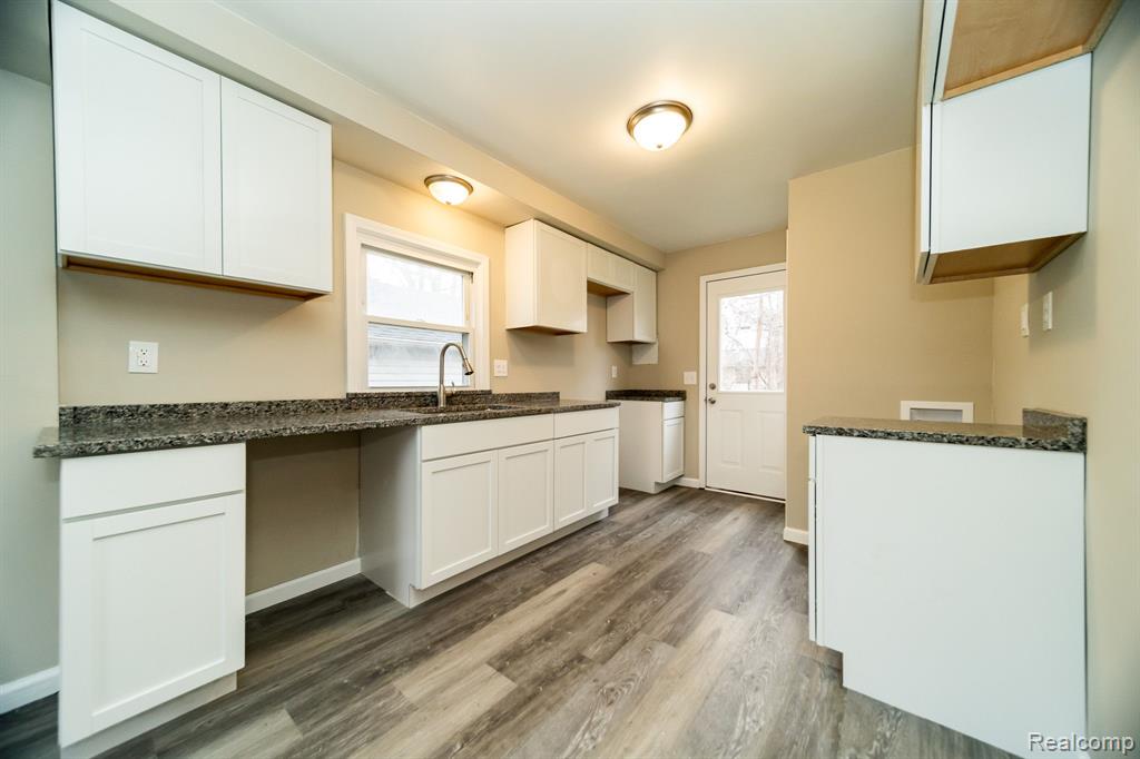 634 W HARWOOD Avenue, Madison Heights, MI 48071 — Photo 8