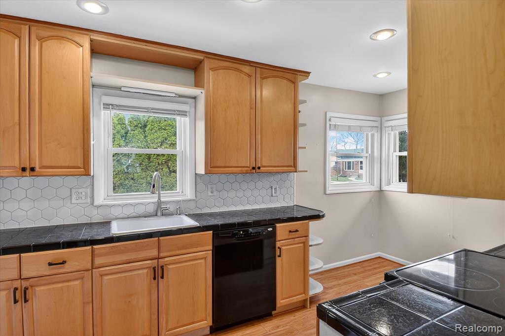 830 Mapleknoll Avenue, Madison Heights, MI 48071 — Photo 11