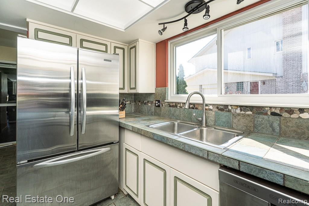 6621 Northpoint Drive, Troy, MI 48085 — Photo 27