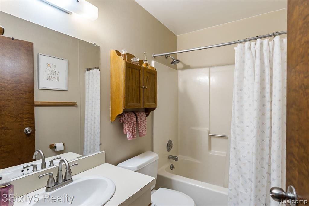 2465 RIVERSIDE Drive, 312, Trenton, MI 48183 — Photo 18