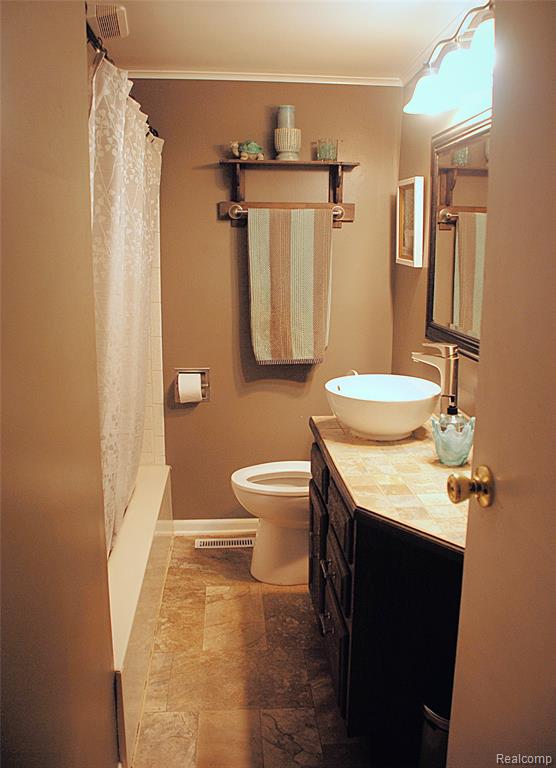 1911 NE Kinmount Drive E, Orion, MI — Photo 6