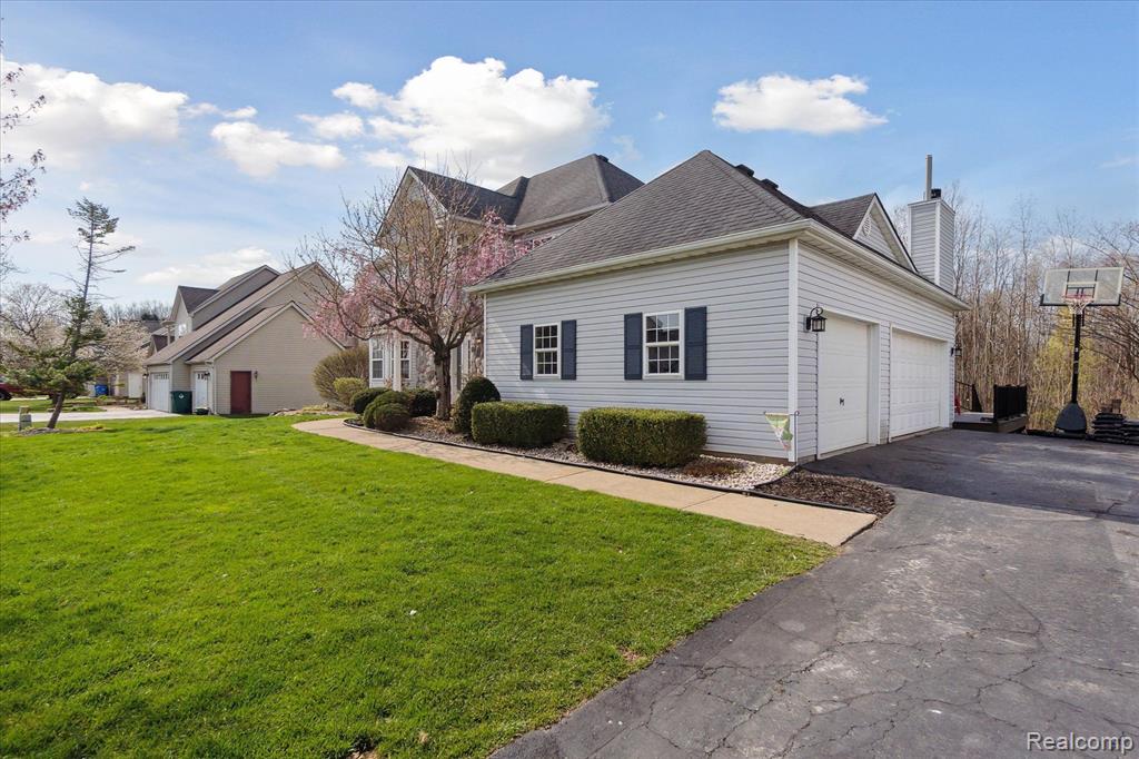 4045 FOREST EDGE Drive, Commerce Twp, MI 48382 — Photo 4