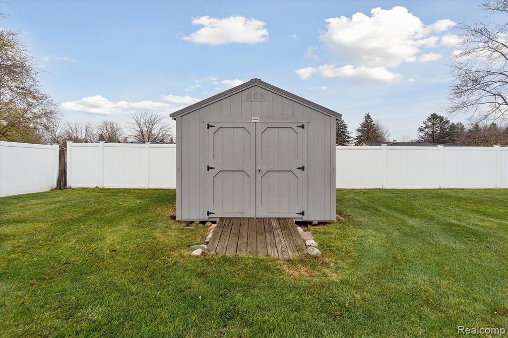 7107 FAIRGROVE Drive, Swartz Creek, MI 48473 — Photo 37