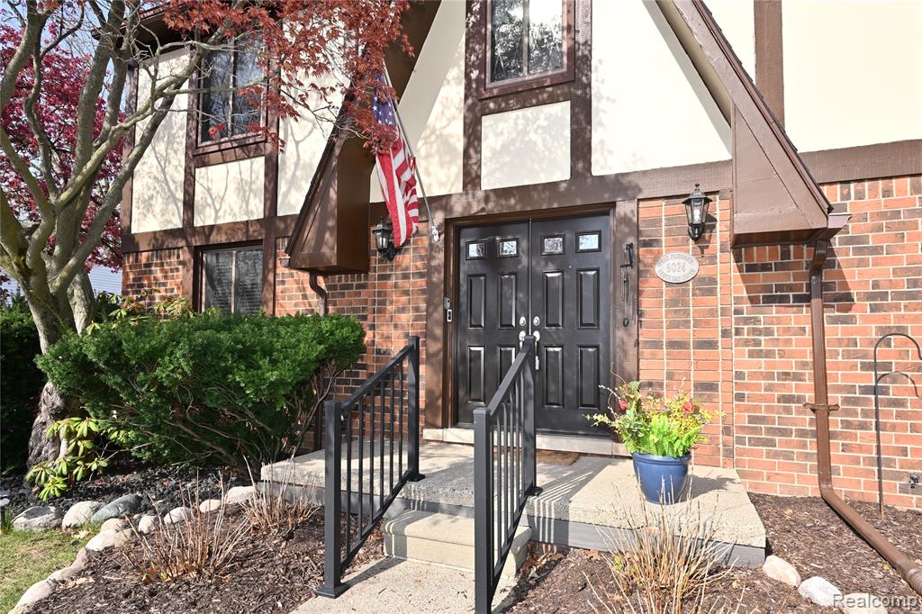 6024 Ledgeway Drive, West Bloomfield, MI — Photo 2