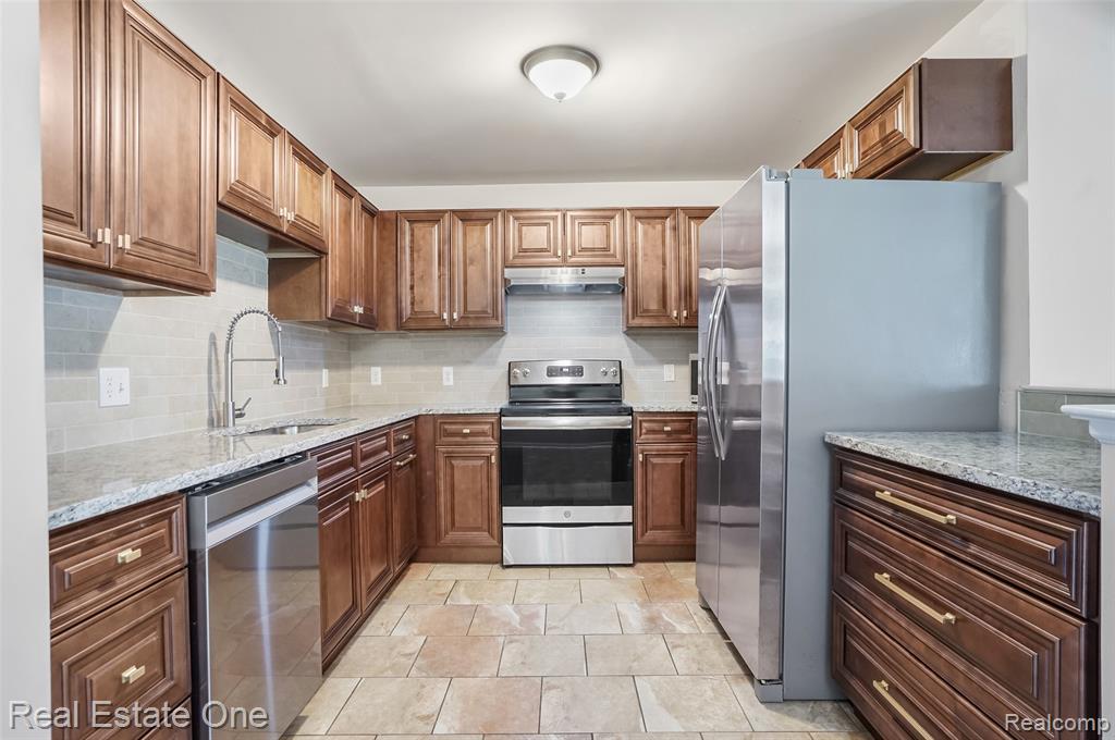 464 Old Pine Way, Walled Lake, MI 48390 — Photo 8