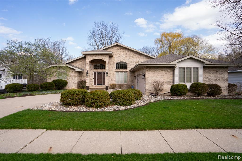 807 Oneida Woods Trail, Grand Ledge, MI 48837 — front exterior