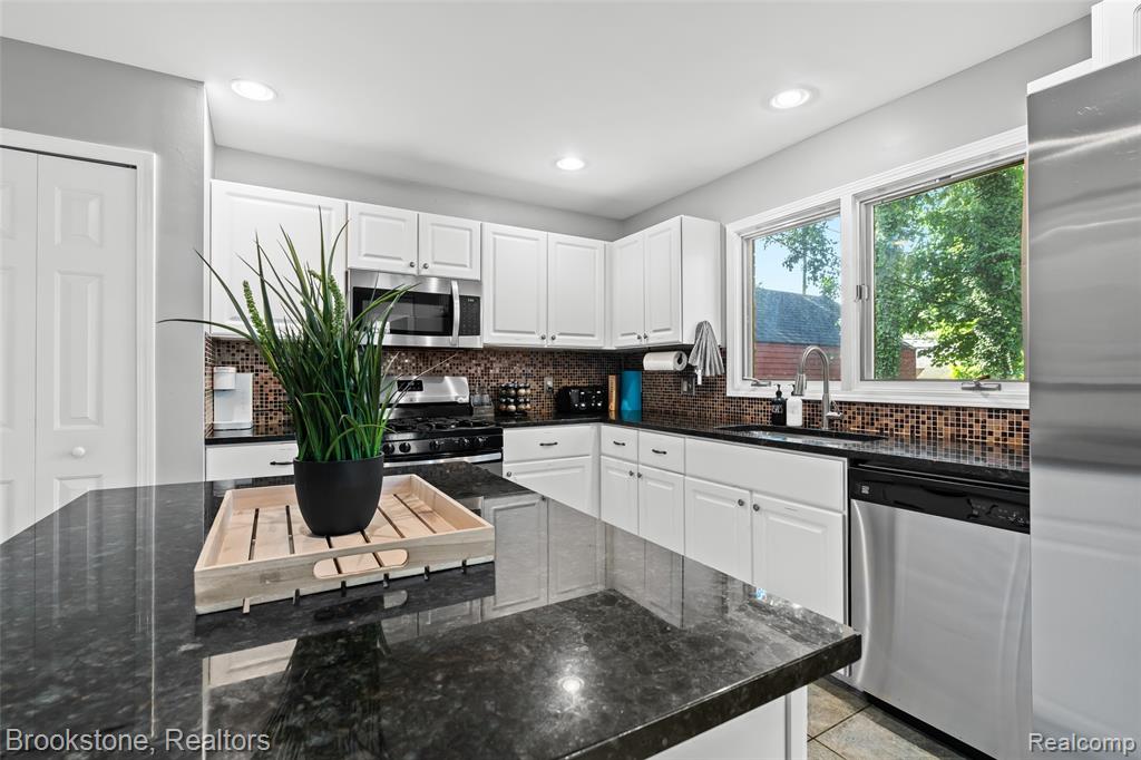 400 LA PLAZA, Royal Oak, MI 48073 — Photo 19