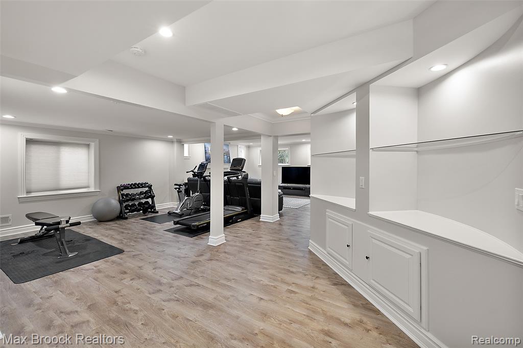 945 Wellsley Court, Bloomfield Hills, MI 48304 — Photo 35
