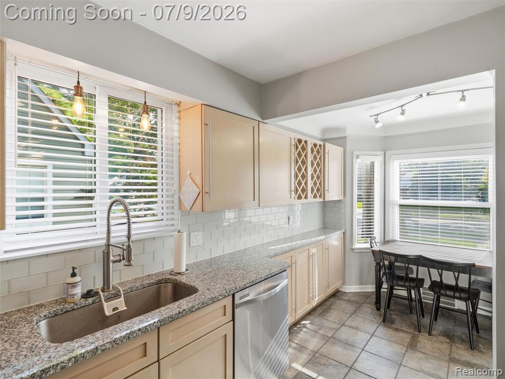 622 N Rembrandt Avenue, Royal Oak, MI 48067 — Photo 4