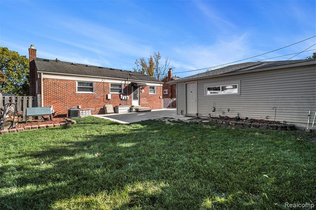 8455 Salem Lane, Dearborn Heights, MI 48127 — Photo 26